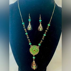 Beautiful green and brown necklace set NwT